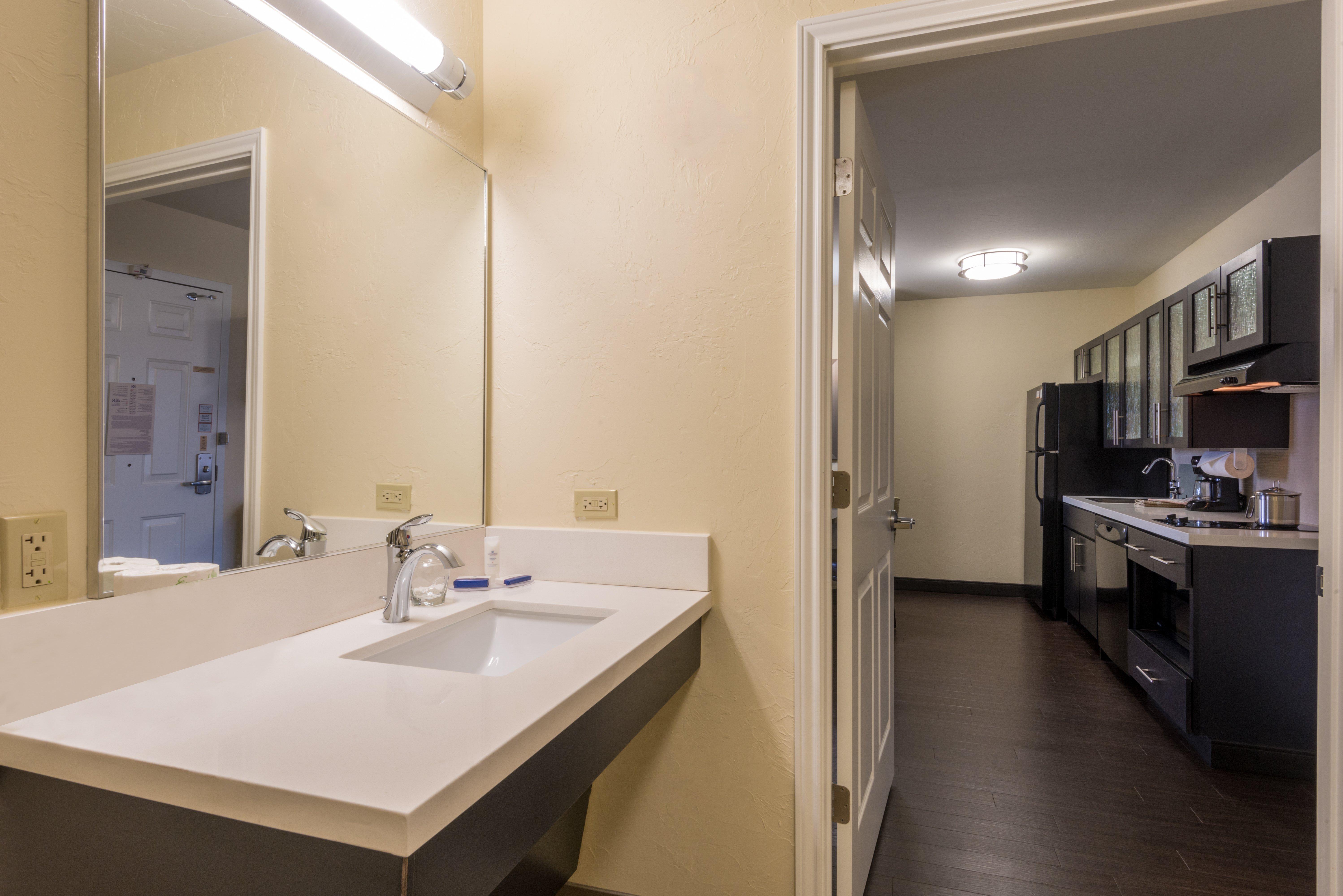 Candlewood Suites Del City By Ihg Экстерьер фото