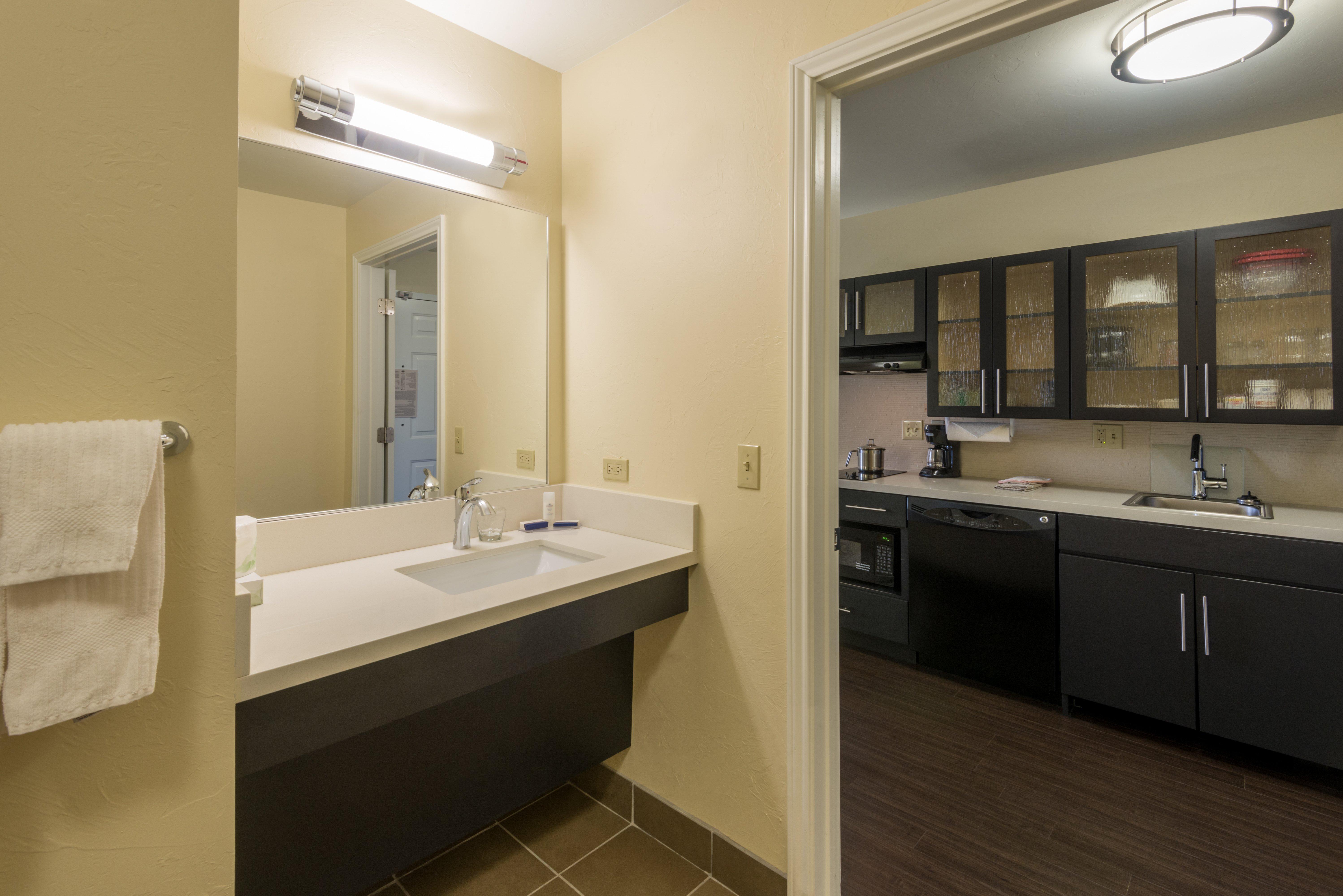 Candlewood Suites Del City By Ihg Экстерьер фото